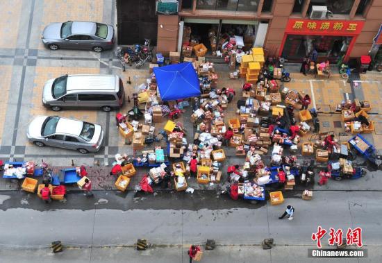 资料图：快递公司包裹已堆满仓库。 <a target='_blank' href='http://www.chinanews.com/'>中新社</a>发 吕雪良 摄 图片来源：CNSPHOTO
